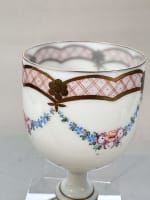 Ancien verre gobelet calice en opaline blanche XIXe peint doré - Miniature 4