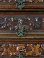 Ancien meuble cabinet de voyage Renaissance mémento mori Italie bois sculpté - Miniature 10