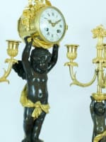 Ancienne pendule signée Henry Dasson bronze doré porphyre amour ange 2 bougeoirs - Miniature 8