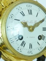 Ancienne pendule signée Henry Dasson bronze doré porphyre amour ange 2 bougeoirs - Miniature 9