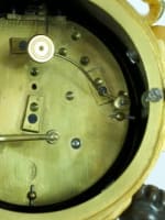 Ancienne pendule signée Henry Dasson bronze doré porphyre amour ange 2 bougeoirs - Miniature 15