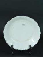 Rare assiette en faïence de Bordeaux XVIIIe Jacques Hustin roses insecte N2 - Miniature 4