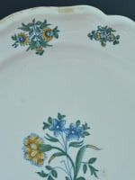 Faïence de Moustiers assiette polychrome Solanée 18ème collection n°9 - Miniature 2