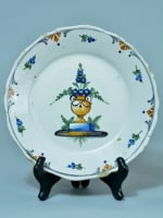 Ancienne assiette en faïence de Nevers 18ème grand vase bouquet fleuris tertre - Miniature 1