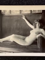 Ancienne photo portrait femme nue canapé atelier artiste d'époque Art Nouveau - Miniature 2