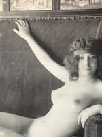 Ancienne photo portrait femme nue canapé atelier artiste d'époque Art Nouveau - Miniature 4