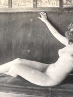 Ancienne photo portrait femme nue canapé atelier artiste d'époque Art Nouveau - Miniature 5
