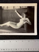 Ancienne photo portrait femme nue canapé atelier artiste d'époque Art Nouveau - Miniature 7