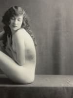Ancienne photo portrait femme nue attitude atelier artiste assise Art Nouveau - Miniature 3