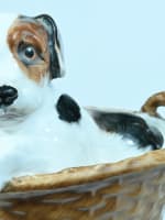 Ancienne figurine vintage Royal Doulton, chiot terrier dans un panier porcelaine - Miniature 1