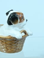 Ancienne figurine vintage Royal Doulton, chiot terrier dans un panier porcelaine - Miniature 2