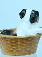 Ancienne figurine vintage Royal Doulton, chiot terrier dans un panier porcelaine - Miniature 3
