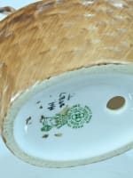 Ancienne figurine vintage Royal Doulton, chiot terrier dans un panier porcelaine - Miniature 5