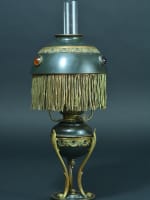 Ancienne charmante lampe à pétrole 1900 Hugo Schneider style Louis XVI - Miniature 3