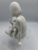 Statuette figurine Allemagne femme berçant son enfant tendre porcelaine Kaiser - Miniature 3