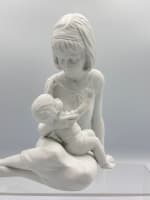 Statuette figurine Allemagne femme berçant son enfant tendre porcelaine Kaiser - Miniature 4