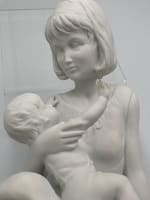 Statuette figurine Allemagne femme berçant son enfant tendre porcelaine Kaiser - Miniature 6