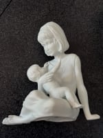 Statuette figurine Allemagne femme berçant son enfant tendre porcelaine Kaiser - Miniature 8