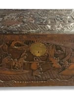 Ancien coffre camphrier en bois sculpté Asie Chine joute jonque paysage 1900 - Miniature 1