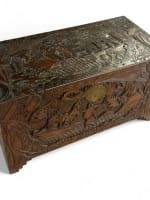 Ancien coffre camphrier en bois sculpté Asie Chine joute jonque paysage 1900 - Miniature 2