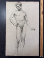 Ancien dessin académie portrait jeune homme brun nu debout déhanché atelier - Miniature 6