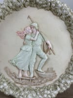 Ravissant biscuit de porcelaine couple départ pour la pêche marin tondo Breton - Miniature 2