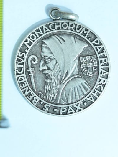 Ancienne médaille religieuse Fernand PY art déco medal large Benoit exorciste