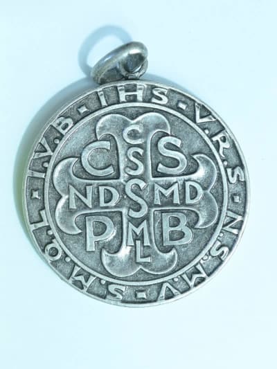 Ancienne médaille religieuse Fernand PY art déco medal large Benoit exorciste