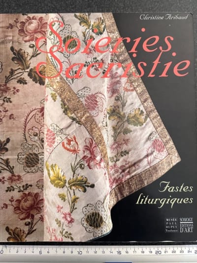 Livre d'art textile liturgie les soieries de sacristies église Aribaut Musée