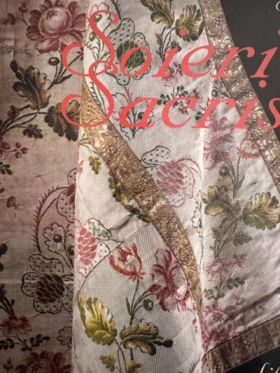 Livre d'art textile liturgie les soieries de sacristies église Aribaut Musée