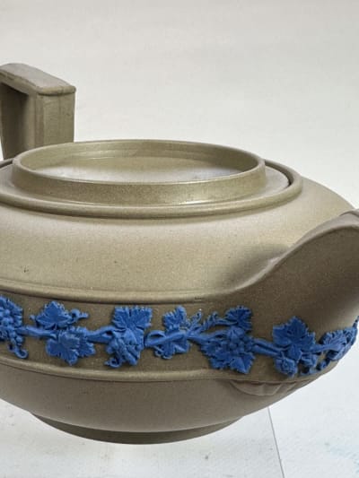 Ancienne rare théière Staffordshire faïence fine frise bleu signé Wedgwood