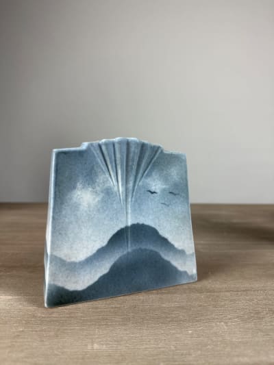 Vase moderne porcelaine Virebent bleu japonisme paysage éventail design vintage