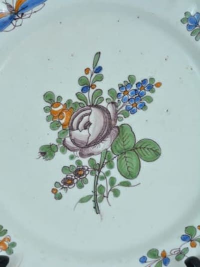 Rare assiette en faïence de Bordeaux XVIIIe Jacques Hustin roses insecte N2