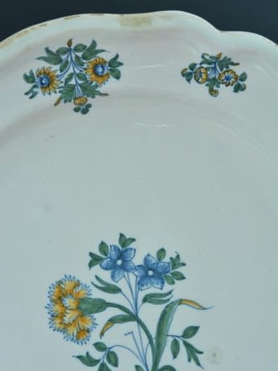 Faïence de Moustiers assiette polychrome Solanée 18ème collection n°9