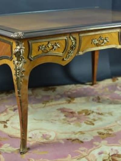 Ancien bureau plat ministre Charles Cressent Louis XV bronze doré espagnolettes