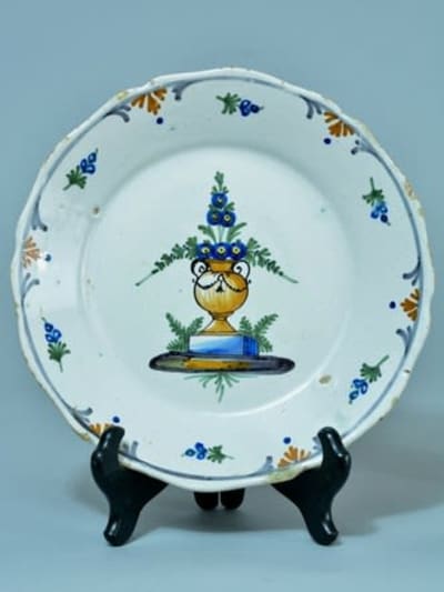 Ancienne assiette en faïence de Nevers 18ème grand vase bouquet fleuris tertre