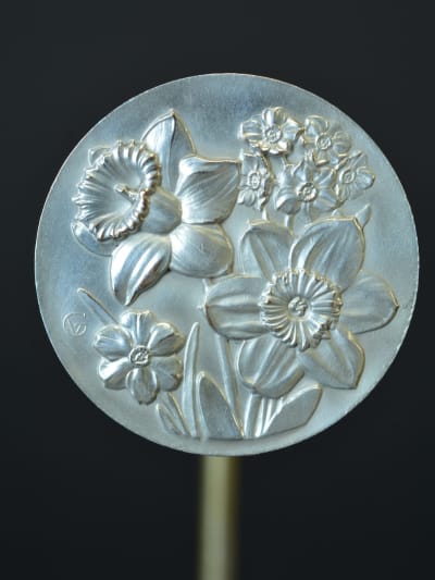 Ancienne broche Art Déco en bronze argenté fleurs signée GV bijou ancien