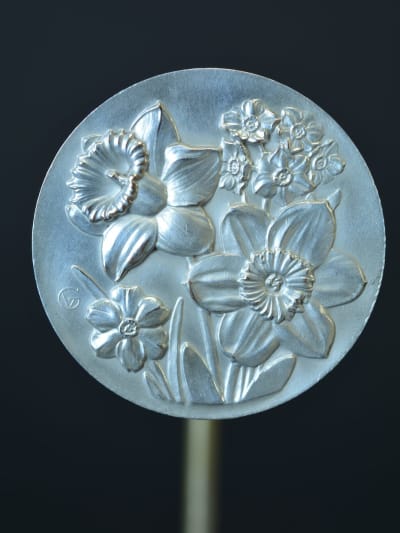 Ancienne broche Art Déco en bronze argenté fleurs signée GV bijou ancien