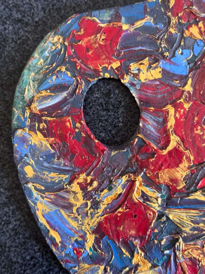 Ancienne palette de peintre peinte signé Albina rouge orange bleu expressionnist