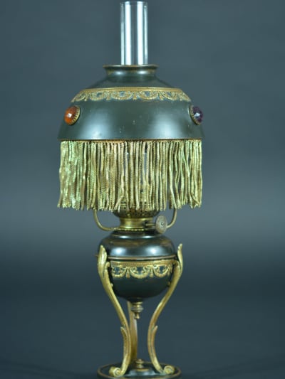 Ancienne charmante lampe à pétrole 1900 Hugo Schneider style Louis XVI