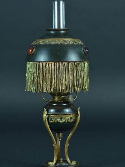 Ancienne charmante lampe à pétrole 1900 Hugo Schneider style Louis XVI
