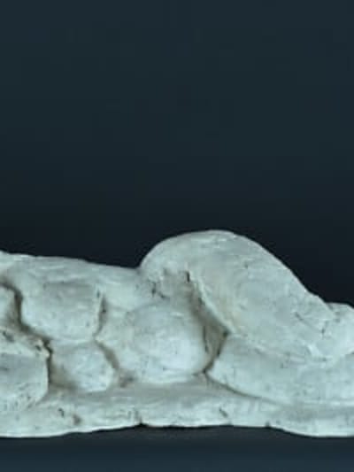 Ancienne statue sculpture en plâtre atelier étude nu féminin allongé maternité