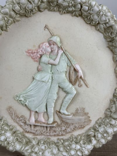 Ravissant biscuit de porcelaine couple départ pour la pêche marin tondo Breton