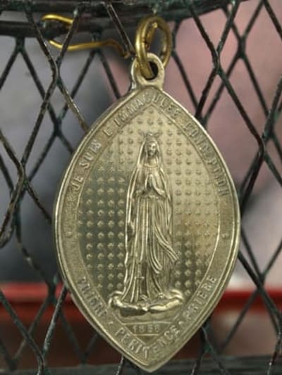 Rare religious bronze Lourdes pilgrimage medal, pendant 1883 miraculous virgin