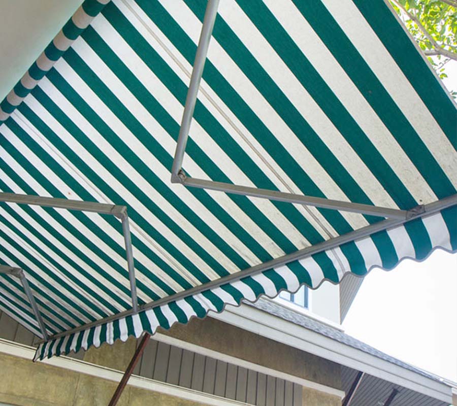 Awning gulung modern terpasang di teras sebuah kafe outdoor