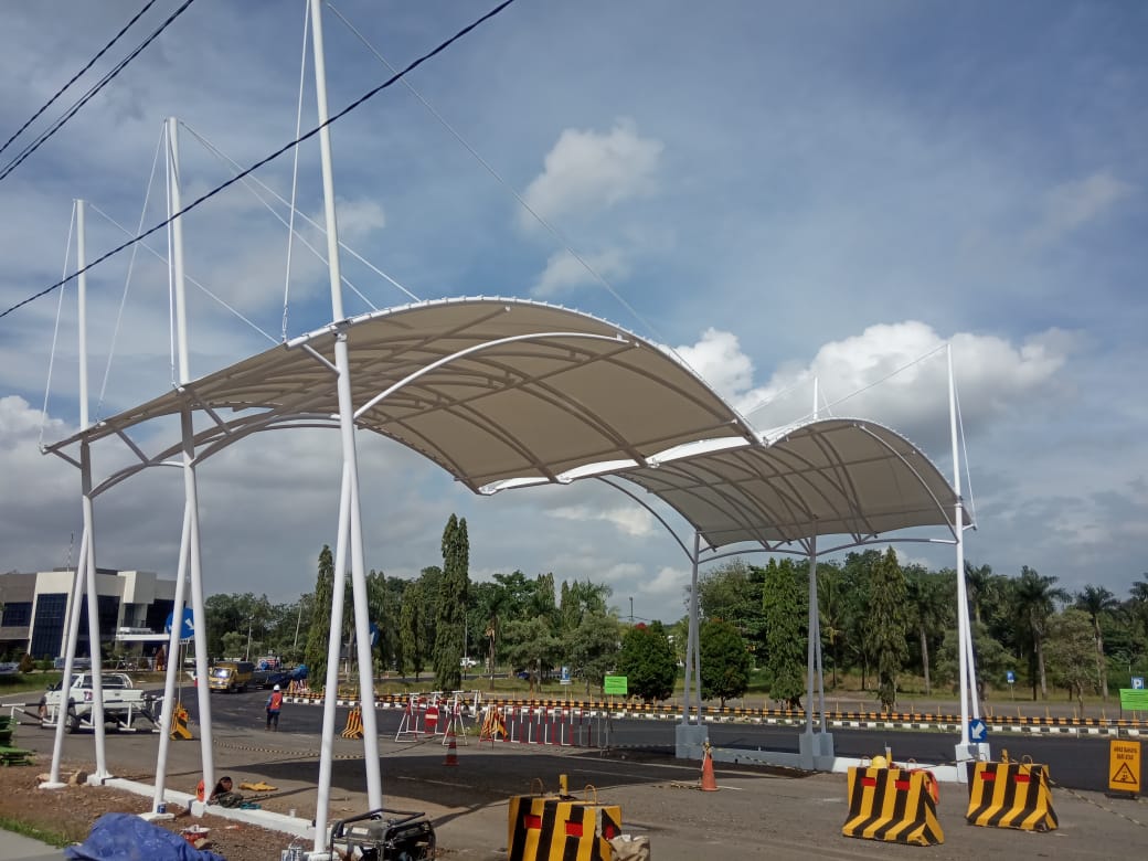 Desain kanopi membrane futuristik di pintu masuk mall