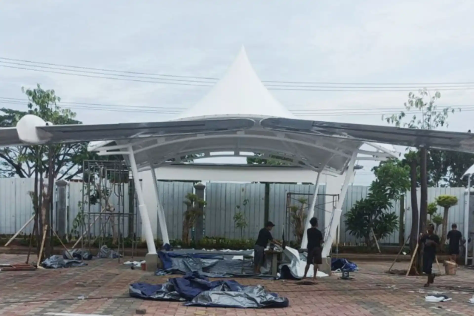 Kanopi membrane tensile modern untuk carport rumah mewah