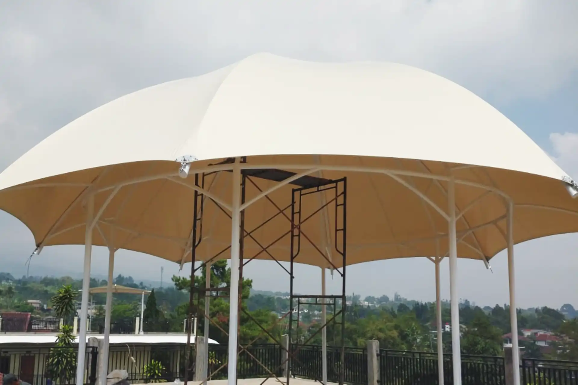 Kanopi modern terpasang di balkon sebuah rumah minimalis