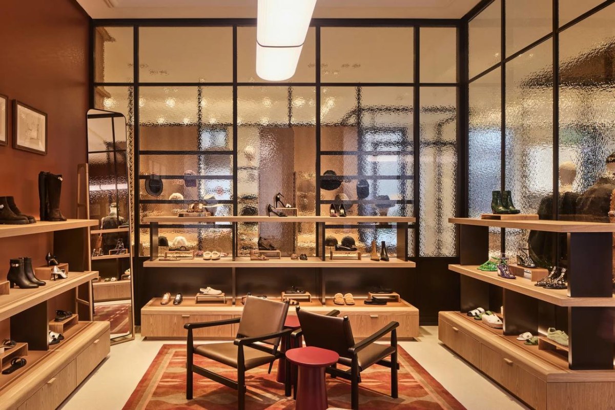 Hermes Williamsburg shoe salon with textured glass, terrazzo flooring, and brass medallion