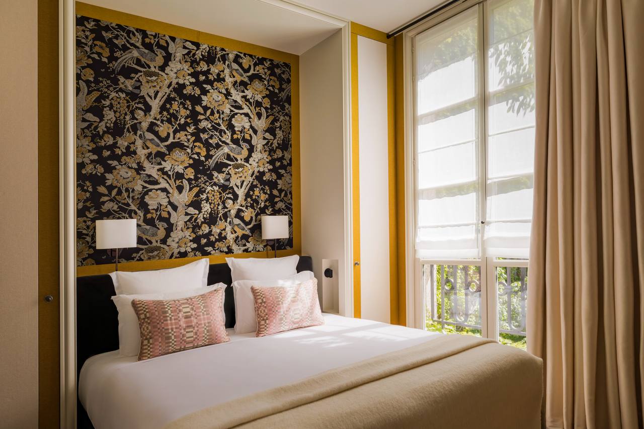 Suite with chinoiserie bird wallpaper at Pavillon de la Reine